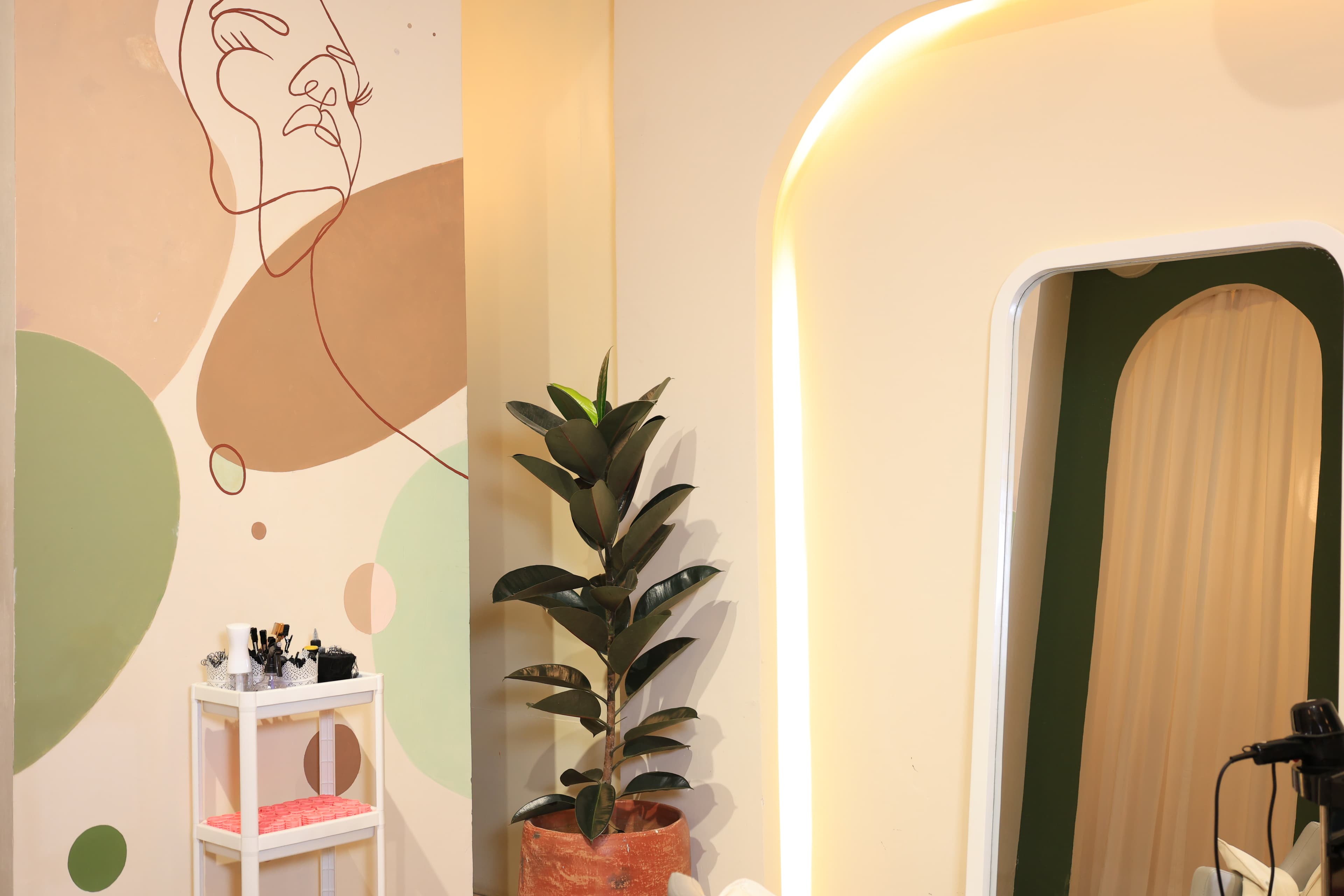 Liya Gole Salon interior – view 3