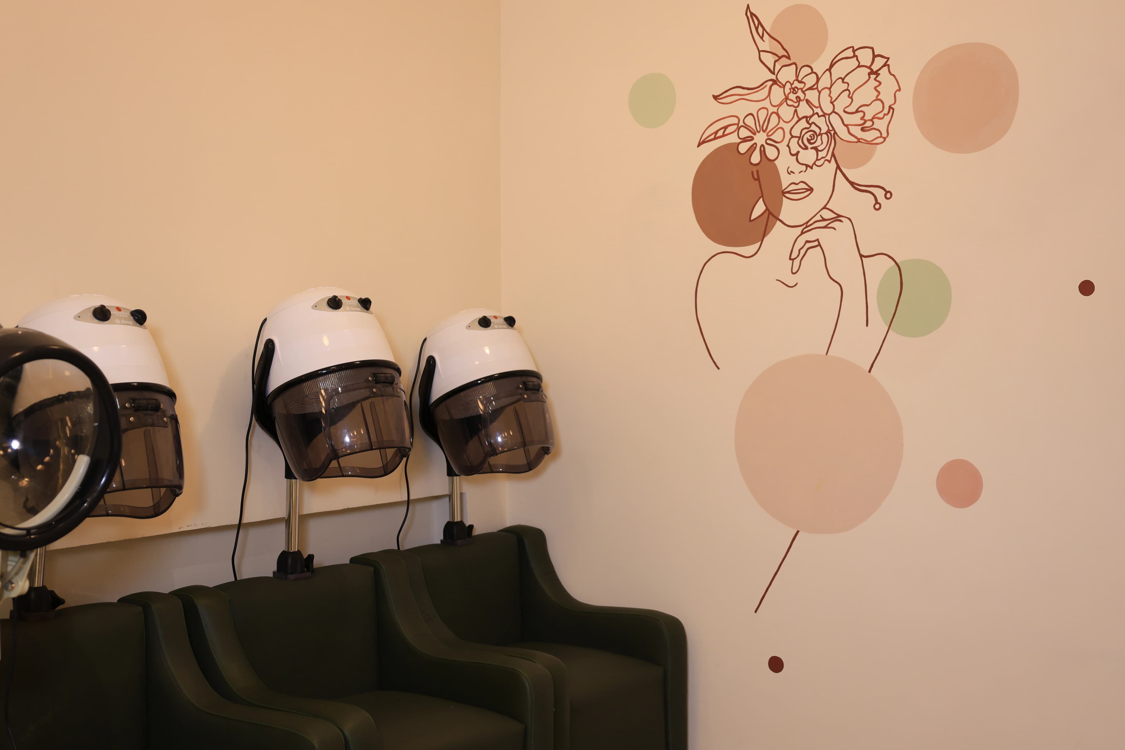 Liya Gole Salon interior – view 4